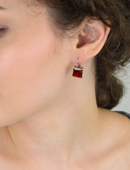 Eleganckie srebrne kolczyki 925 z dużą prostokątną cyrkonią. Długość 1,7 cm, waga 5,45 g, zapięcie na bigiel. Styl glamour na każdą okazję (1).JPG